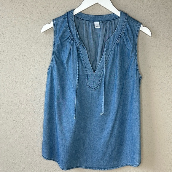Old Navy Sleeveless Chambray Top Size Medium - Picture 1 of 7